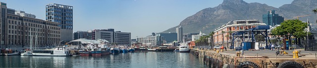 sprchová kabina s posuvnými dveřmi a čirým sklem v moderní koupelně Brno